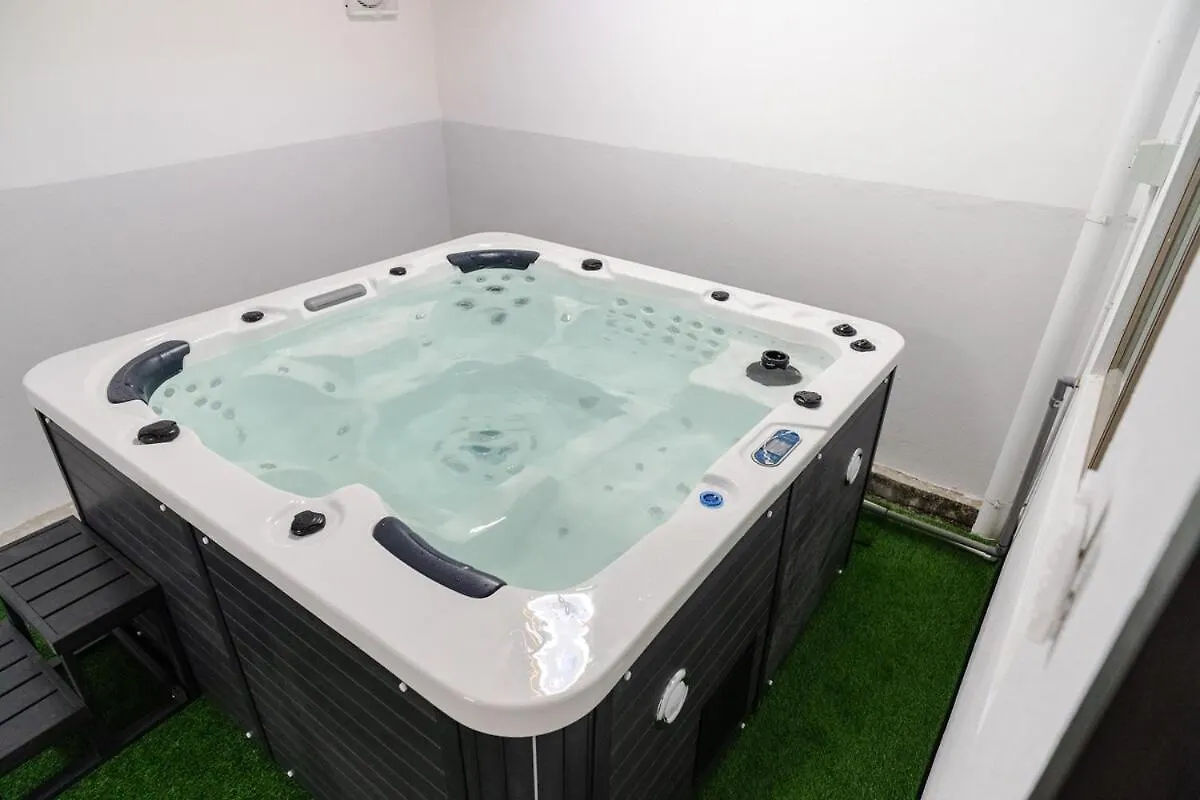 Вилла Georgetown Italian-Style Jacuzzi Ktv 5Br 18Pax G 0*, Джорджтаун Малайзия